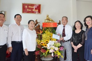 市委副書記武氏蓉（左三）與本市幹部代表團前往探望各位模範醫師。（圖源：市黨部新聞網）