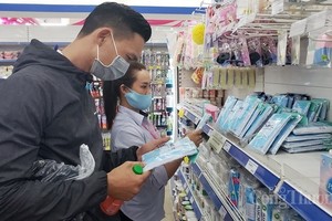 市民選購口罩。（圖源：工商報）