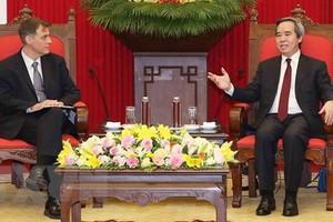 中央經濟部長阮文平（右）接見美國財政部長副助理羅伯特‧卡普羅特。（圖源：越通社）