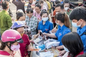 西寧省共青團團員向當地民眾免費派發口罩和洗手液。（圖源：互聯網）