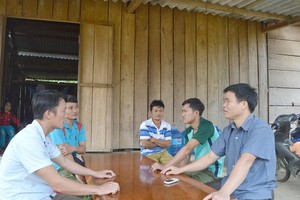 在安村的年輕人商討除農業生產外增加家庭副業以脫貧。