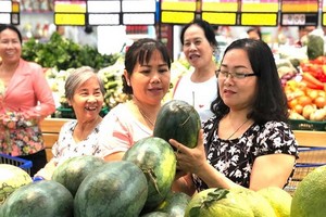 本市許多超市輔助銷售農產品。