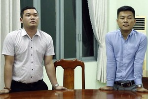 涉案的兩名嫌犯阮清雄（左）與黃英歡站立著聽取執法警員宣讀逮捕令。（圖源：T.D）