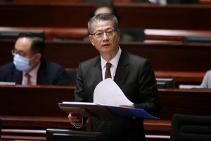 香港特區政府財政司司長陳茂波26日發表新一份財政預算案，宣佈向18歲或以上的香港永久性居民發放1萬元。（圖源：互聯網）