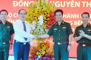 市委書記阮善仁（左二）探望並祝賀從事醫療工作幹部。（圖源：市黨部新聞網）