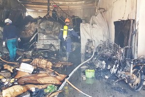 火勢熄滅後的現場一片狼藉。