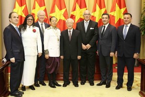 總書記、國家主席阮富仲（中）接見７國大使。（圖源：智勇）