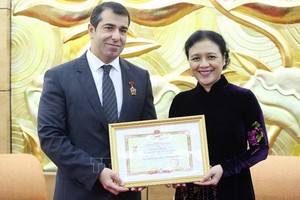 越南各友好組織聯合會主席阮芳娥（右）向阿塞拜疆共和國駐越南特命全權大使阿納爾‧伊馬諾夫頒贈紀念章。（圖源：越通社）