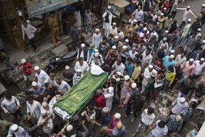 2月29日，在印度首都新德里，人們為一名在首都地區騷亂中喪生的受害者舉行葬禮。（圖源：新華社）