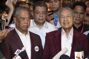 馬來西亞最高元首任命土著團結黨主席毛希丁（左）出任新總理。（圖源：AP）