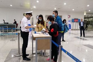 圖為經內排國際機場入境的旅客填寫健康申報表。（圖源：越通社）