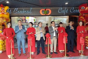 溫莎集團代表張豐裕（右四）出席剪綵儀式。