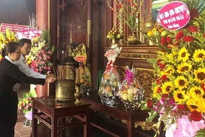 各代表在范文同總理紀念區敬香緬懷已故政府總理范文同。（圖源：廣義報）