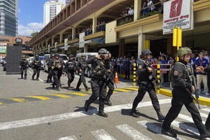 一隊特警抵達購物中心。（圖源：AP）