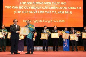 圖為第十三屆戰略級規劃幹部培訓新知識班結業證書及獎狀頒發典禮。（圖源：孟勝）