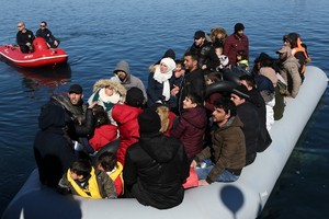 在希臘萊斯沃斯島一艘載有難民和移民的船隻靠近當地港口塞爾米。（圖源：新華社）