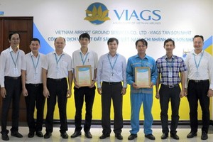 VIAGS 拾金不昧的兩名飛機清潔員獲表彰。（圖源：VIAGS）