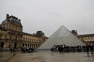法國羅浮宮博物館職員憂疫情罷工，博物館被迫閉館。（圖源：互聯網）