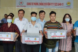 向各代理送口罩轉給街頭賣彩票者。