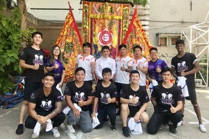 徐梓衡師傅(後排左四)和各教練與 澳洲學員在結業禮上留影。