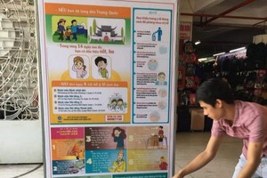 平西市場大門前設置防疫宣傳海報。