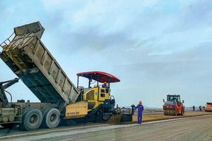 動工建設甘露-羅山高速公路項目。