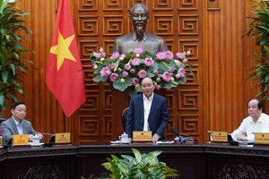 政府總理阮春福（中）主持會議。（圖源：光孝）