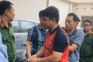 警方押送涉案嫌犯莊志靈至公安派出所。（圖源：HNMO）