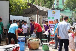 逾百幹部、職工踴躍購買西瓜。