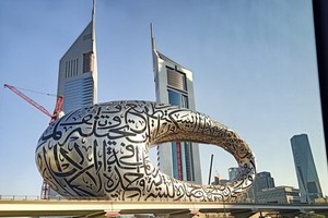 迪拜獨特建築之一：外形環狀、外部鐫刻著阿拉伯書法屬於3D 建築的“未來博物館”。後面兩棟便是阿聯酋大廈。