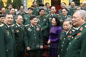 國家副主席鄧氏玉盛（前右三）在主席府前同第2軍團304師退伍軍人傳統聯絡處代表團交談。（圖源：越通社）