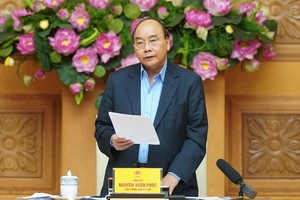 政府總理阮春福在會議上發表指導意見。（圖源：光孝）