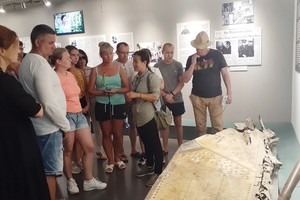 遊客正參觀戰爭遺留下來的實物。