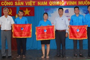 郡人委會副主席張庚波(左一)與領導 向出色集體贈送領先錦旗。