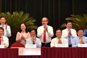 黨中央政治局委員、市委書記阮善仁（中）出席會議。（圖源：越勇）