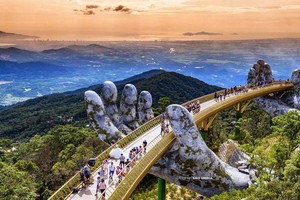 世界最大旅遊網站TripAdvisor最近公佈由遊客評選的“世界熱門旅遊地”排行榜，我國峴港市名列第七。圖為峴港最值得遊覽的佛手金橋。（圖源：Media星）