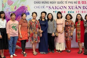 華人女畫家何麗華(左三)、陳芳美(左四)、李曉雲(右四)。