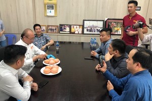 高肇力向華人青年企業家介紹自己研製火龍果麵包心得。