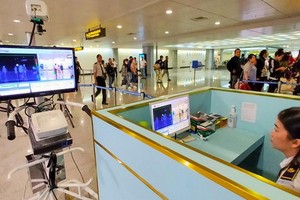 新山一國際機場檢查入境者的體溫。（圖源：文福）