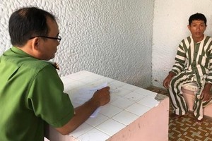 調查員向嫌犯石玉創錄取口供。（圖源：警方提供）