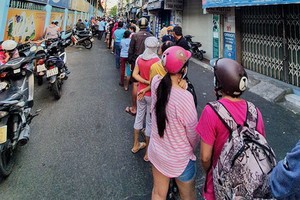 前段時間，不少市民清早四出醫療用品專賣市場排長隊搶購口罩和洗手液。（圖源：）