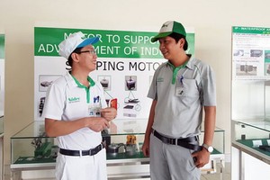 范廷雄（右）與公司會員溝通。