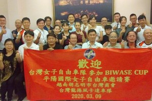 台灣女子自由車隊同台商會員合照。