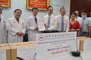 越南中國商會胡志明市分會向院方贊助1億元用於疫情治療工作。
