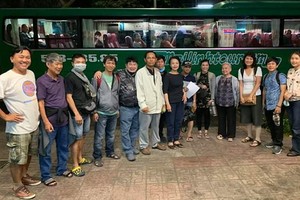 畫家創作營成員啟程前合照。