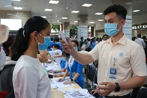 醫護人員為來診病人檢測體溫。