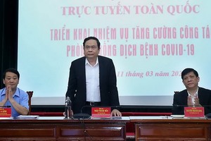 越南祖國陣線中央委員會主席陳清敏（中）主持會議並發表講話。（圖源：清情）