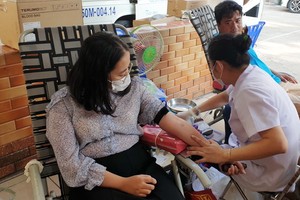 第五郡越華婦女及教師們熱心參加捐血活動。