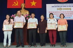 第五郡勵學會主席李金梅(右三)向６個人頒發獎狀。