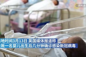 英國倫敦一名嬰兒在出生幾分鐘之後被確診感染新冠病毒，成為全世界最小的感染者。（圖源：視頻截圖）